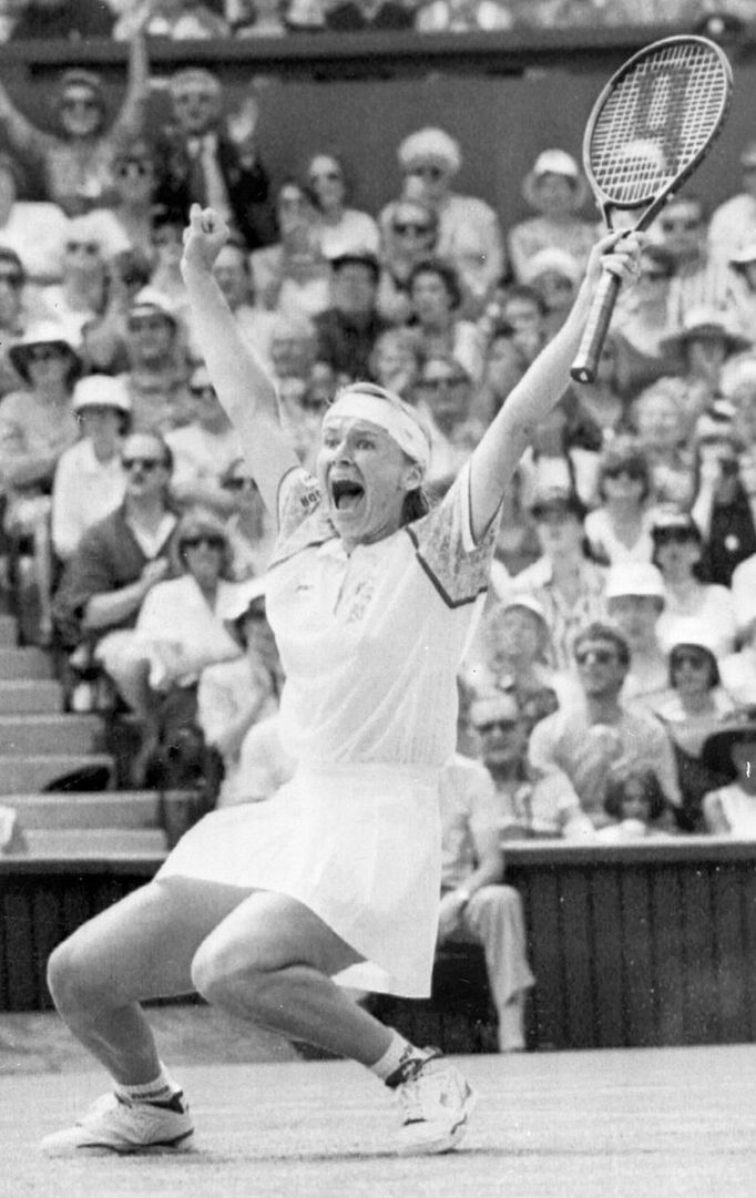 Tenistka Jana Novotná v roce 1993. Na snímku během tenisového turnaje na Wimbledonu, kde se raduje z vítězství nad Martinou Navrátilovou.