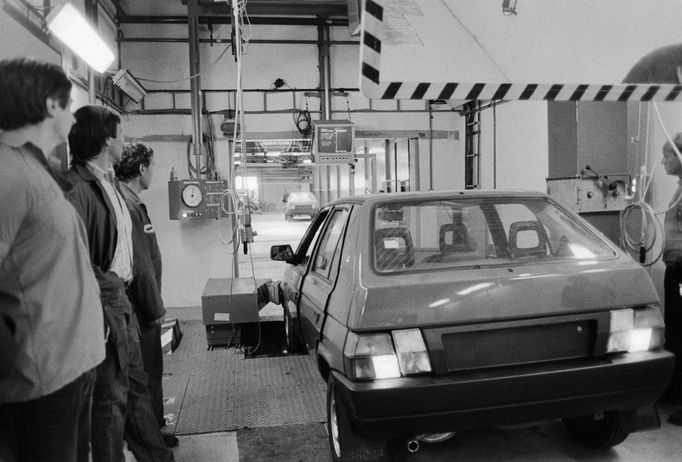 Archivní fotografie dokumentující výrobu automobilu Škoda Favorit v Mladé Boleslavi v letech 1987 až 1988.