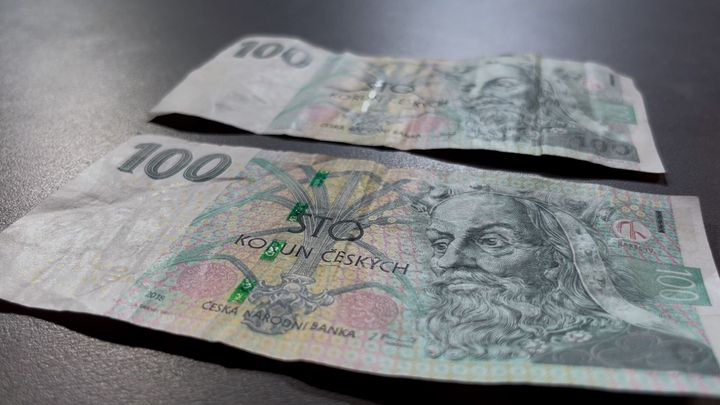 Bankovky se stříbrným pruhem lze vyměnit do konce června, v oběhu je jich 41 milionů