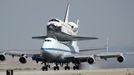 The space shuttle Endeavour, carried piggyback atop a Boeing 747 jumbo jet, lands at at Edwards Air Force Base in California, September 20, 2012, after a cross-country trip to Los Angeles to begin its final mission as a museum exhibit. Endeavour is scheduled to take off for its final ferry flight again on Friday, and the final airborne journey of the entire space shuttle fleet, headed for Los Angeles International Airport. REUTERS/Gene Blevins (UNITED STATES - Tags: TRANSPORT SCIENCE TECHNOLOGY) Published: Zář. 20, 2012, 10:41 odp.