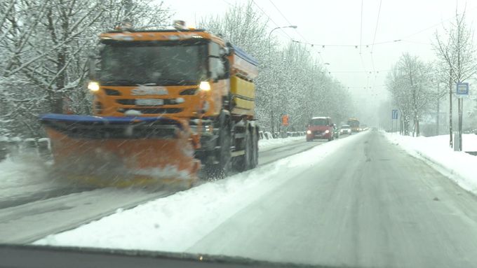 S přívaly sněhu se potýkali řidiči a chodci ve Zlíně a v Brně.