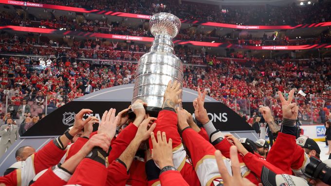 Florida před prvním zápasem sezony vyvěsí ke stropu haly plaketu připomínající další triumf ve Stanley Cupu