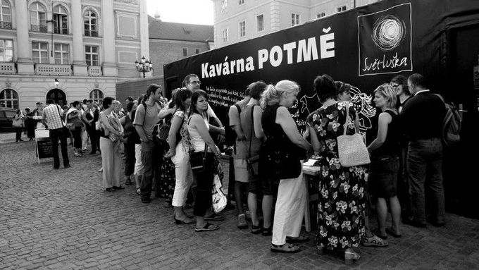 Kavárna Potmě vítá desítky návštěvníků.