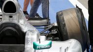 Lewis Hamilton měl smůlu, v posledním tréninku před kvalifikací mu praskla pneumatika tak...