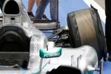Lewis Hamilton měl smůlu, v posledním tréninku před kvalifikací mu praskla pneumatika tak...