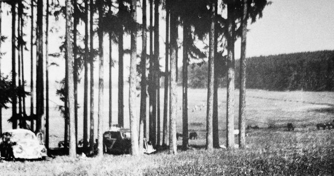 Řevnice, 6. května 1945. Příjezd kolony nákladních automobilů s příslušníky 1. pěšího pluku ROA na náměstí Victoria (dnes Krále Jiřího z Poděbrad).