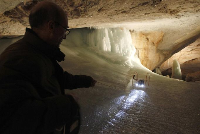 A scientist of Association Planete Mars tests the CRV Cliffbot during a field test led by Oesterreichisches Weltraum Forum (Austrian space forum) inside the Eisriesenhoehle (giant ice cave) at Dachstein mountain near the village of Obertraun April 28, 2012. Scientists crews tested a space suit technology, three-dimensional cameras, radar, rover vehicles, communications and sterile testing systems during an 11-nation field test in the icy Alpine caves. Picture taken April 28. REUTERS/Lisi Niesner (AUSTRIA - Tags: SCIENCE TECHNOLOGY SOCIETY) Published: Kvě. 1, 2012, 5:38 odp.