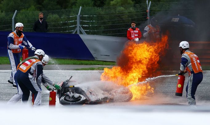 Hořící Aprilia italského jezdce  Lorenza Savadoriho ve Velké ceně Štýrska MotoGP 2021