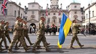Součástí průvodu jsou i příslušníci ukrajinské armády jako symbol pokračující britské podpory Kyjevu.