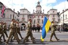 Součástí průvodu jsou i příslušníci ukrajinské armády jako symbol pokračující britské podpory Kyjevu.