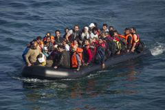 Libyjci výstražně pálili na loď španělské organizace, která zachraňovala běžence z moře