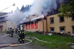 U Jeseníku hořel hotel, škody se vyšplhají na tři miliony