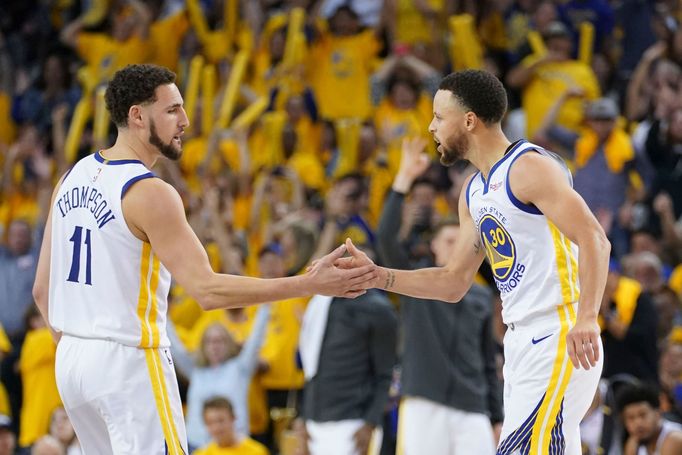 Klay Thompson a Stephen Curry v dresu Golden State.