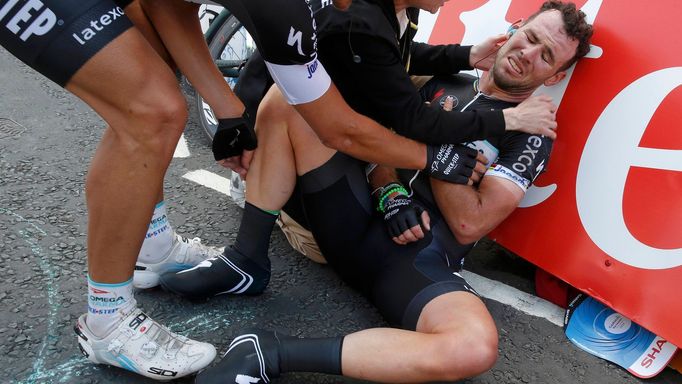 Mark Cavendish upadl v cíli první etapy Tour de France 2014