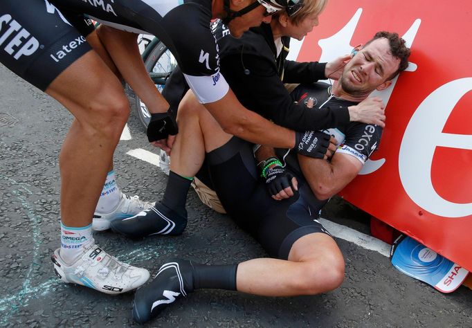 Mark Cavendish upadl v cíli první etapy Tour de France 2014