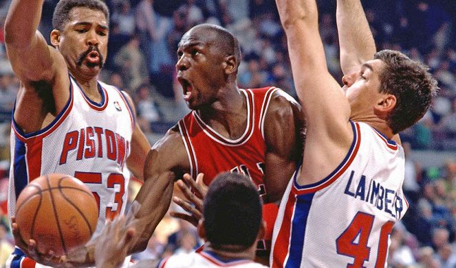 Michael Jordan v červeném dresu Chicago Bulls.