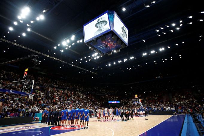 Vzpomínka na britskou královnu Alžbětu II.: zápase ME v basketbalu Británie - Itálie