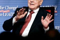 Miliardář Buffett se vsadil. Nevěří hedgeovým fondům