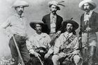 Na loveckých výpravách. Sedící vlevo Texaský Jack, vpravo Willam Frederick Cody alias Buffalo Bill. Zálesák, lovec a zvěd doprovázel ovšem i vědecké výpravy – například paleontologické.