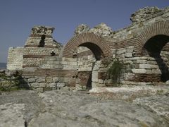 zbytky starověkého opevnění ve městě Nesebar, Bulharsko