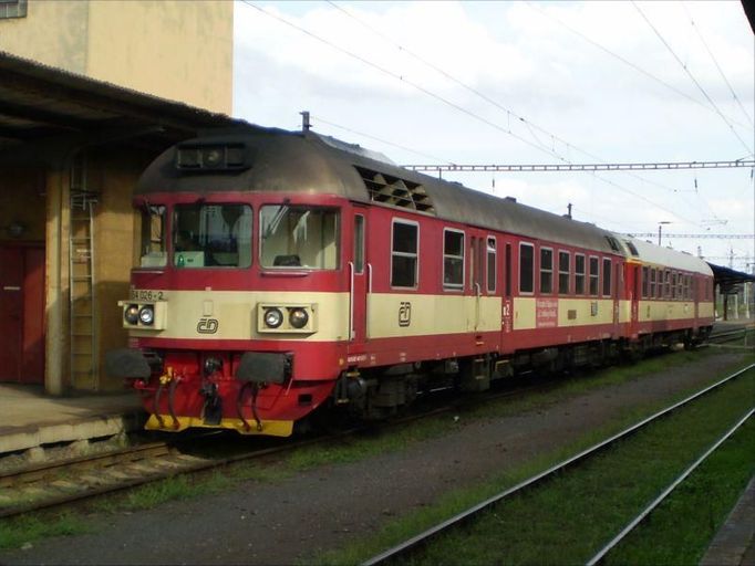 Řídicí vůz řady 954 je komplexní modernizací původních nevyužívaných poštovních vozů řady Postw na obrázku.