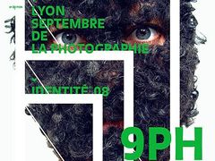 Plakát lyonského bienale s fotografií "Chlupatá" z cyklu Masky Barbory Bálkové