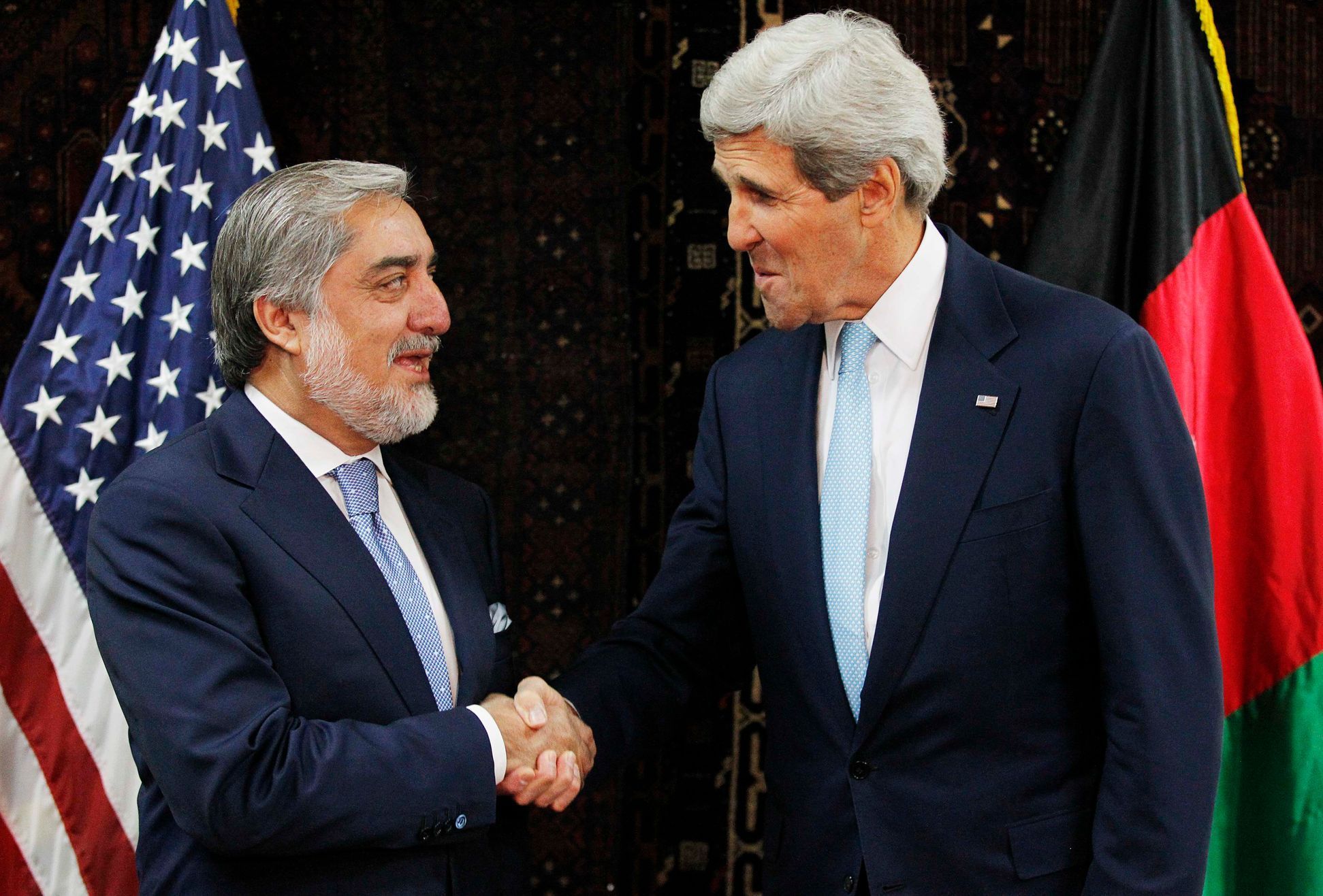 Americký ministr zahraničí John Kerry s kandidátem na afghánského prezidenta Abdulláhem Abdulláhem