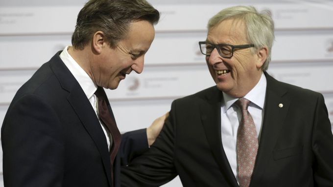 David Cameron a Jean-Claude Juncker na květnovém setkání v Rize. Ilustrační foto.