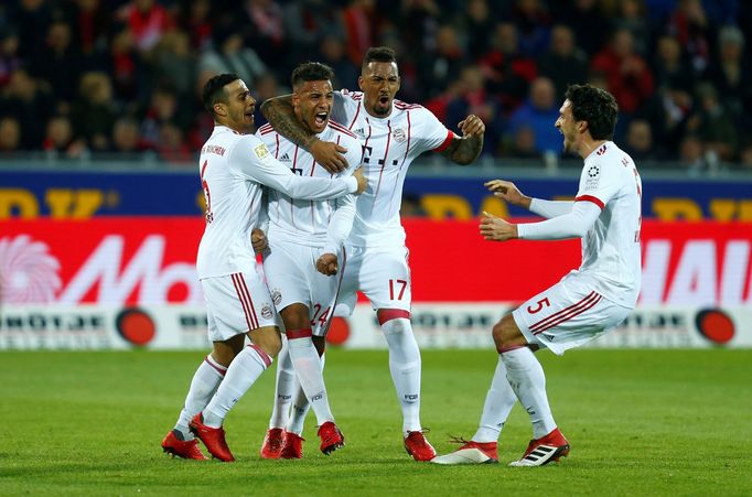 Corentin Tolisso (Bayern Mnichov) se spoluhráči slaví branku