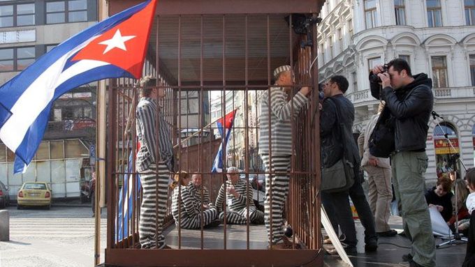 Akce na podporu kubánských disidentů se v březnu konala na Václavském náměstí v Praze. Symbolický trest si tu odseděl také Jan Bubeník, sám před šesti lety zadržovaný na Kubě.