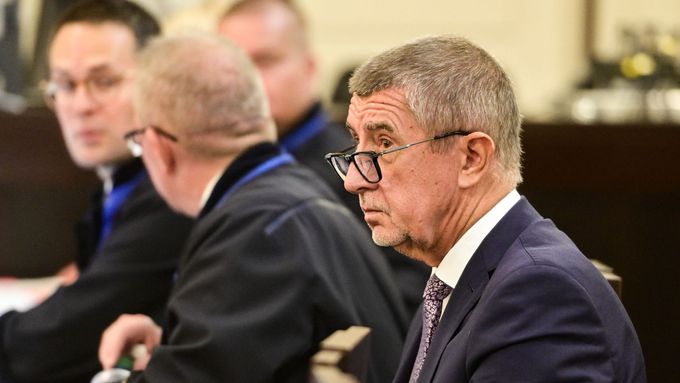 Andrej Babiš u soudu v kauze Čapí hnízdo.