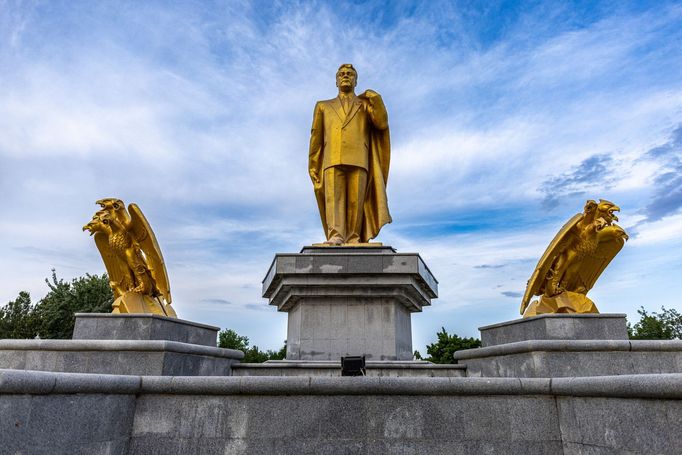 "Turkmenistán, stát, který by byl skvělou parodií, kdyby nebyl skutečný." Dan Přibáň píše z cest se žlutou žábou.