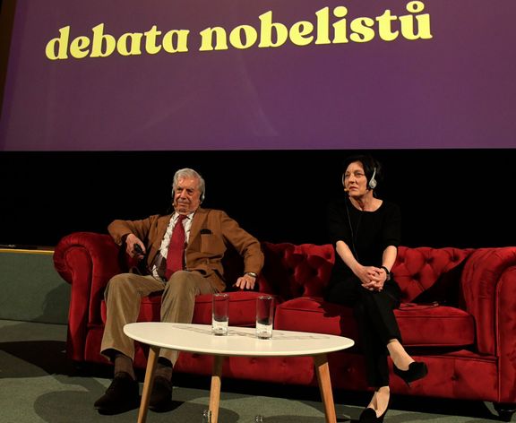 Mario Vargas Llosa při debatě s Hertou Müllerovou v kině Lucerna.
