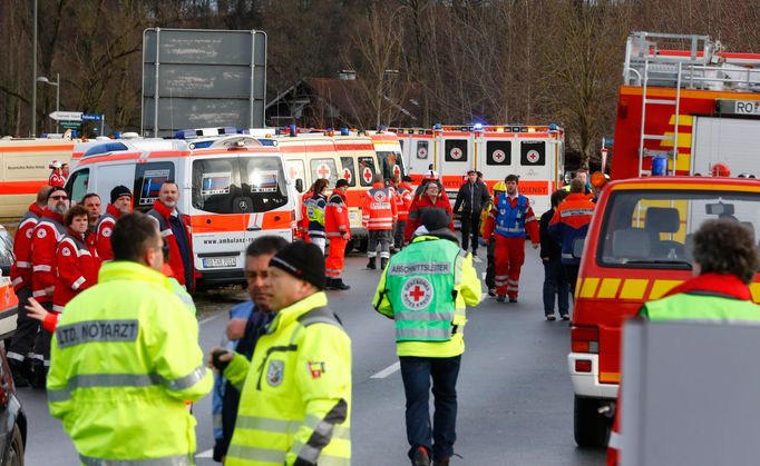 Záchranáři poblíž místa nehody v Bad Aibling.