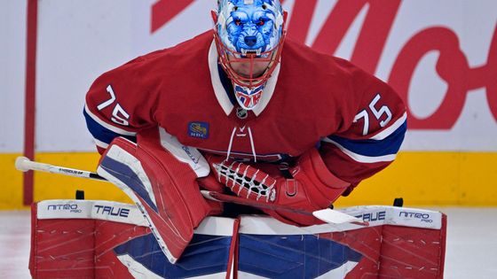 Brankář Montrealu Jakub Dobeš