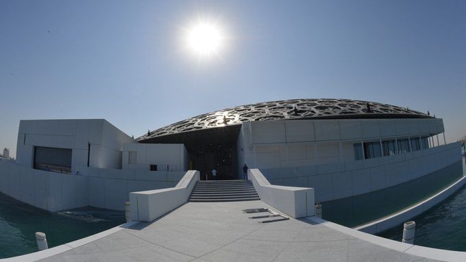 Muzeum Louvre Abu Dhabi bylo po osmi letech otevřeno. Zdobí ho unikátní kovová střecha
