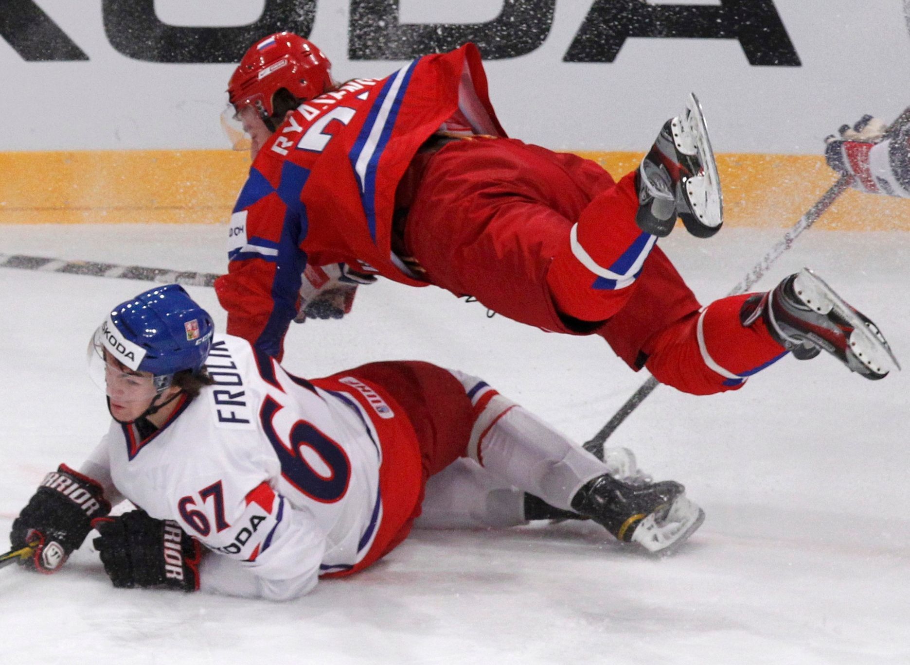 Frolík v souboji s Rjasenskim v zápase Česko - Rusko