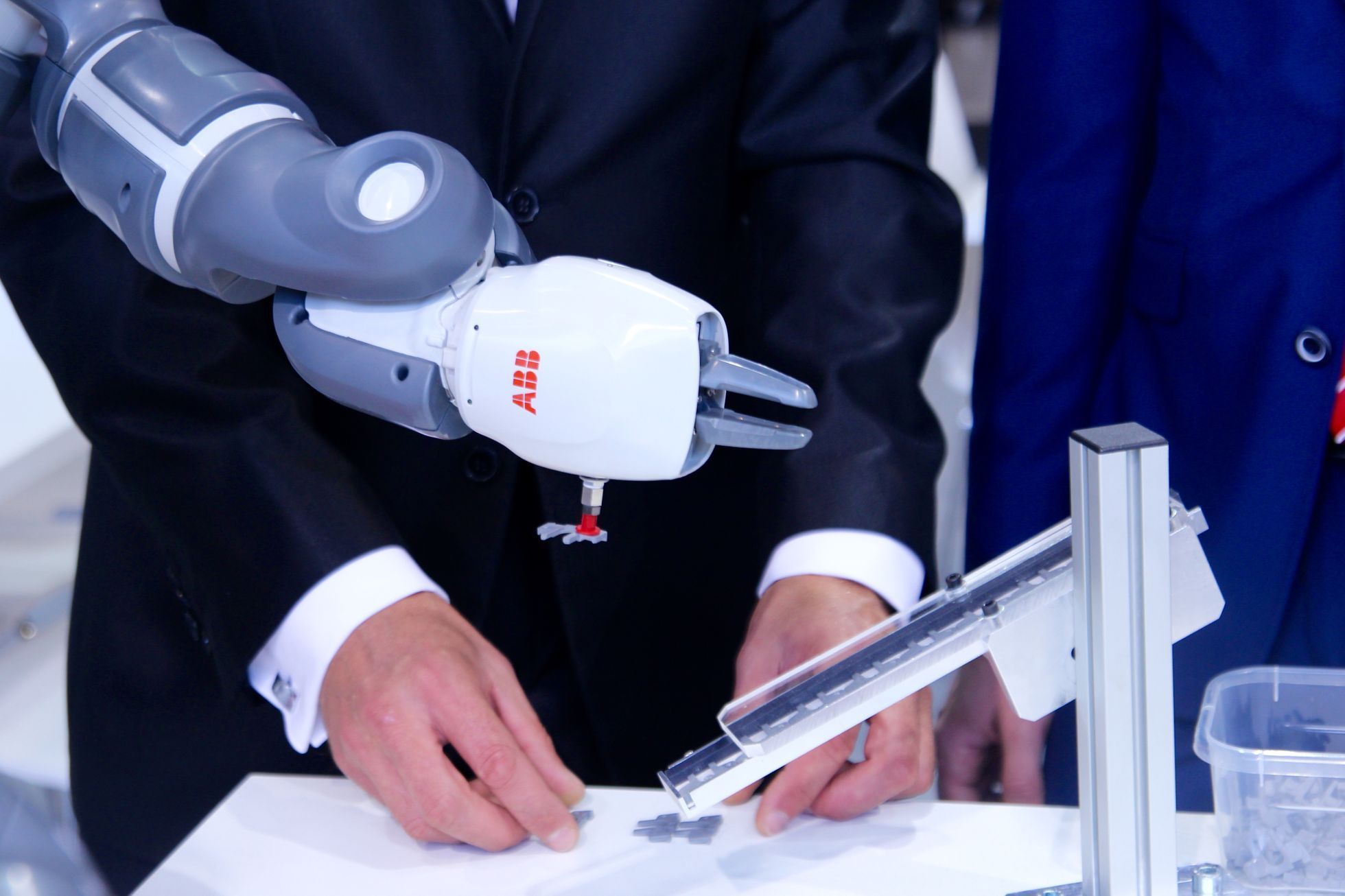 První robot v Česku se jmenuje YuMi, představila ho firma ABB