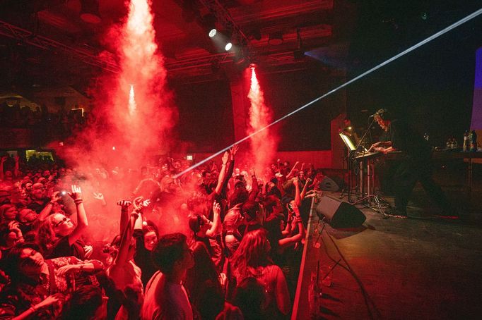 Snímek z křtu alba skupiny WWW Neurobeat v Roxy.