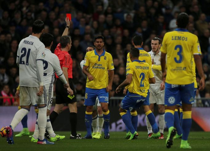 Gareth Bale dostává červenou kartu v utkání španělské ligy mezi Realem Madrid a Las Palmas.