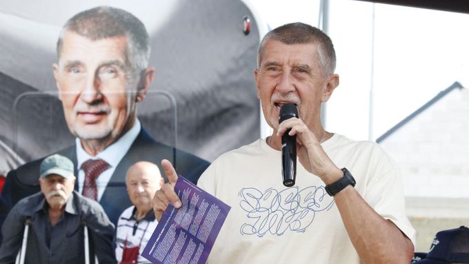Aktuálně.cz přináší ukázku z útoků Andreje Babiše a Aleny Schillerové na lidovce na mítincích v tomto týdnu na jihu Moravy, kde bývají lidovci silní.