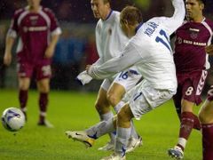 Fotbalista Sparty Praha Daniel Kolář (v bílém vpravo) střílí gól do sítě skotských Heart of Midlothian v úvodním zápase 1. kola Poháru UEFA.