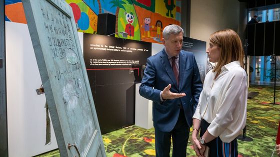 Displays of Horror: Ukrajinské dveře hrůzy v europarlamentu vedou do ruského pekla