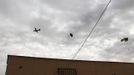 A French aircraft drops military supplies at Gao airport January 28, 2013. Timbuktu and Gao, the main Malian towns held by Islamist insurgents since last year, fell to the French at the weekend, and French troops also seized the airport at Kidal, the last urban bastion abandoned by the rebels. Picture taken January 28, 2013. REUTERS/Adama Diarra (MALI - Tags: MILITARY POLITICS CIVIL UNREST) Published: Úno. 1, 2013, 10:33 dop.