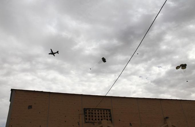 A French aircraft drops military supplies at Gao airport January 28, 2013. Timbuktu and Gao, the main Malian towns held by Islamist insurgents since last year, fell to the French at the weekend, and French troops also seized the airport at Kidal, the last urban bastion abandoned by the rebels. Picture taken January 28, 2013. REUTERS/Adama Diarra (MALI - Tags: MILITARY POLITICS CIVIL UNREST) Published: Úno. 1, 2013, 10:33 dop.