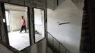 A squatter walks in a building of an industrial complex in the Poble Nou neighbourhood of Barcelona July 16, 2012. The squatters said that a police order to evict them from the complex was postponed by a judge on Monday. REUTERS/Albert Gea (SPAIN - Tags: SOCIETY REAL ESTATE BUSINESS POVERTY) Published: Čec. 16, 2012, 5:09 odp.