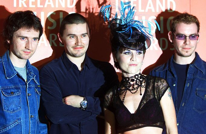 Hudební skupina The Cranberries se zpěvačkou Dolores O'Riordan pózují před fotografy během vyhlášení cen Meteor Ireland Music Awards v Dublinu v roce 2002.