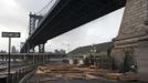 Rozvodněná řeka Hudson pokryla okolí Manhattan Bridge v New Yorku změtí naplavených trosek.