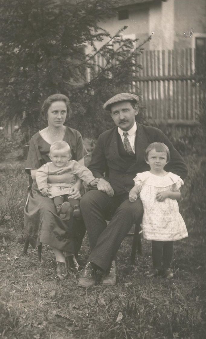 Gertruda Goepfertová-Gruberová s rodiči a bratrem Jiřím.