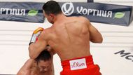 VLADIMIR KLIČKO VS. KUBRAT PULEV – KO 5. KOLO: Hodně sebevědomě nastoupil Bulhar Kubrat Pulev do duelu s vládcem těžké váhy Vladimirem Kličkem. A byl za to „náležitě ztrestán“. Ač ukázala třiatřicetiletá „Kobra“ velkou odolnost, v pátém kole už prostě a jednoduše drtivý knockoutový úder Klička nerozchodila. Není bez zajímavosti, že Pulev byl na zadku celkem čtyřikrát a pokaždé do deseti vteřin poté, co oba soupeře ringový roztrhl z klinče.